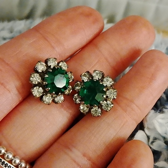 Elegant Green and Silver Stud Earrings - Picture 7 of 8